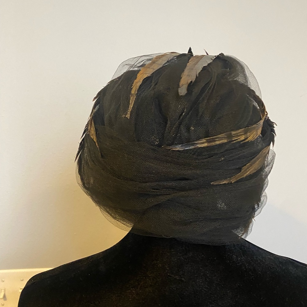1960s Christian Dior Black Tulle Feather Turban Vintage - Picture 4 of 5